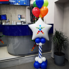 Κολωνάκι μπαλονιών με μεγάλο μπαλόνι αστέρι με αυτοκόλλητο λογότυπο για εγκαίνια μαγαζιού ή για γενέθλια καταστήματος
