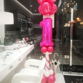 Στολισμός για γενέθλια μαγαζιού με σύνθεση Κολωνάκι με μπαλόνια που φέρουν την ηλικία του καταστήματος