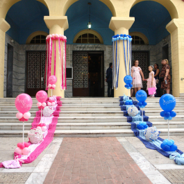 Στολισμός Βάπτισης με μπαλόνια για δίδυμα αγόρια κορίτσια για την εκκλησία σε μπλε σιελ και ροζ φούξια αποχρώσεις