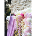 Στολισμός Sarah Kay με μπαλόνια λουλούδια και άνθη για vintage βάπτιση στην εκκλησία